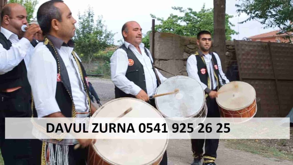 Yöresel Kıyafetli Davulcu