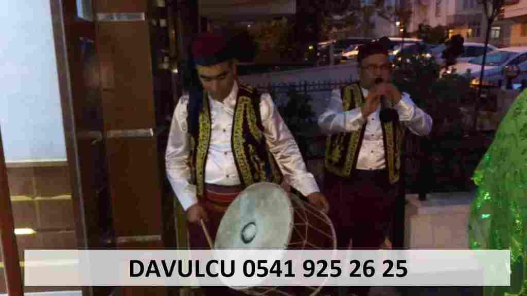 Yöresel Kıyafetli Davulcu Hatay