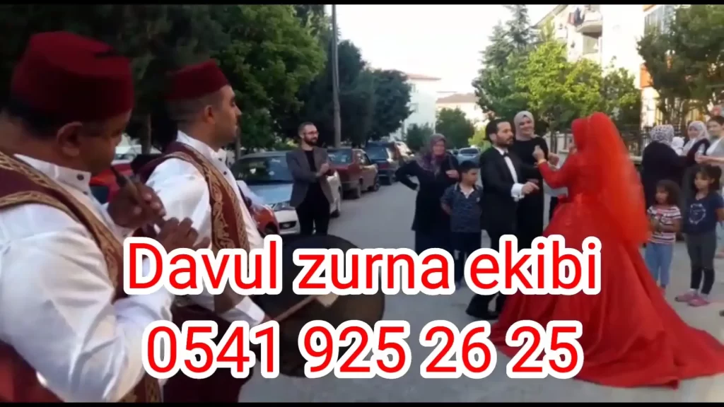 Davul ekibi yöresel kıyafetli performans