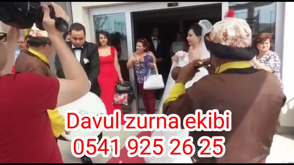 Yöresel Kıyafetli Davulcu