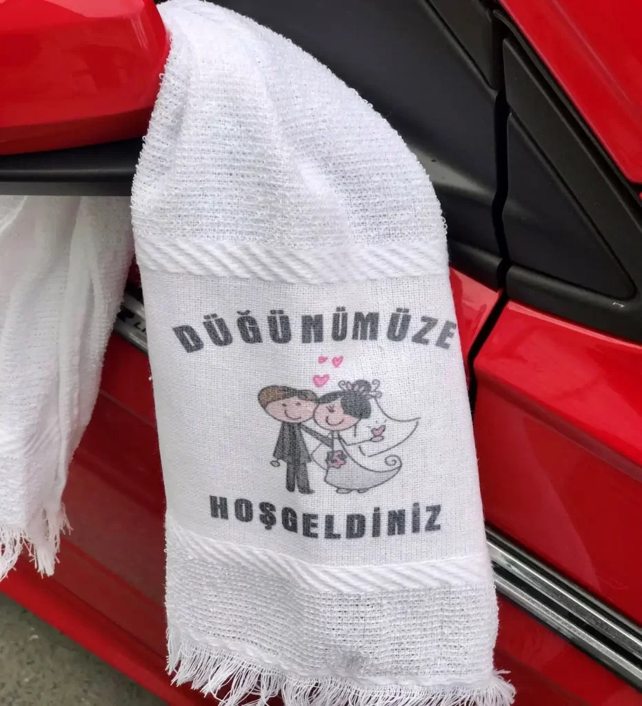 Düğün Arabasına Neden Havlu Bağlanır