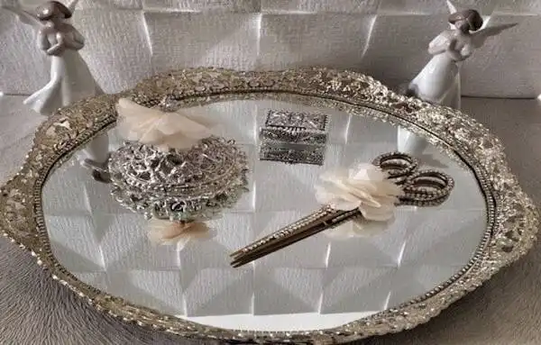 Nişanda tepsiyi kim tutar?