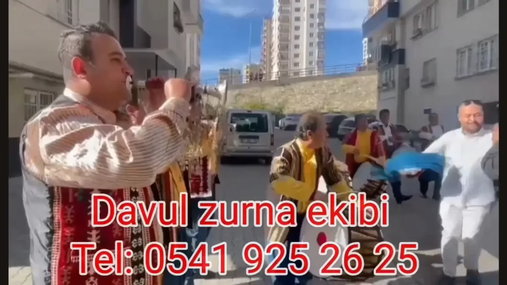 Bursa'da Davul Zurna ile Çeyiz Taşıma Geleneksel Bir Gösteri